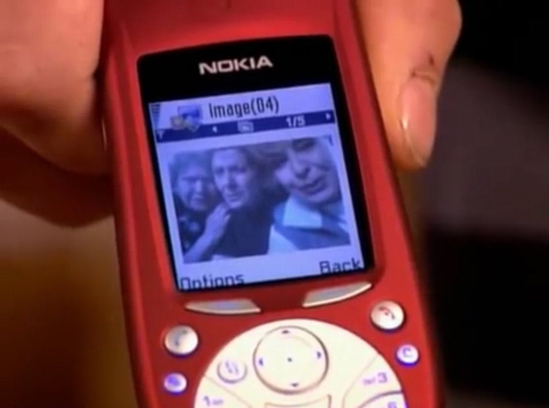 La pantalla de un móvil con una foto de Vicenta, Marisa y Concha